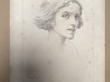 On voit le dessin du visage d'une femme sur une feuille de papier