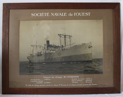 photo encadrée représentant un bateau à l'eau, sur lequel est apposée une plaque