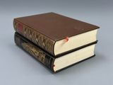 deux livres empilés sur une table
