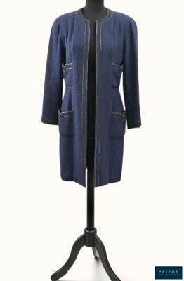 une veste bleue posée sur un mannequin, sur fond blanc