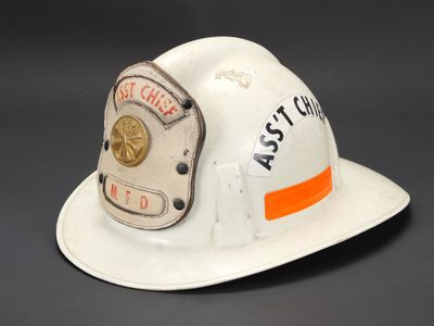 un casque de pompier blanc orné d'une étoile