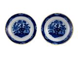 une paire d'assiettes bleues et blanches ornées de fleurs et d'oiseaux