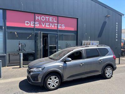 La voiture est garée devant l'Hôtel des Ventes.