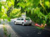 une petite camionnette blanche garée sur le bord de la route