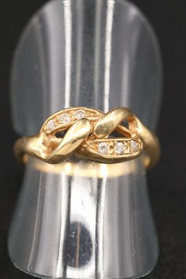 l'image d'une bague en or ornée de diamants