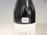 une bouteille de vin posée sur une table