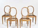 trois chaises en bois avec un dossier arrondi et une assise en bois