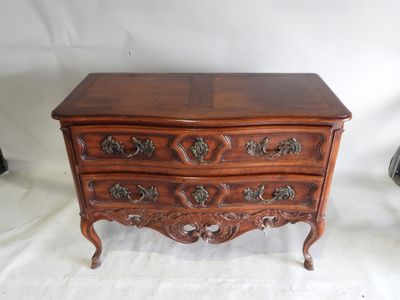 une vieille commode en bois avec des sculptures ornementales sur les tiroirs