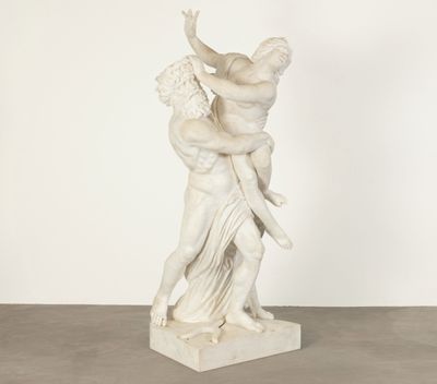 statue représentant une femme tenant un homme dans ses bras