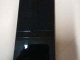 un téléphone portable noir posé sur une table blanche