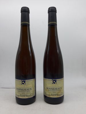deux bouteilles de vin posées l'une à côté de l'autre sur une table