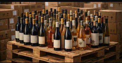 de nombreuses bouteilles de vin posées sur une palette en bois
