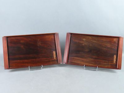 deux plateaux en bois munis de poignées de chaque côté