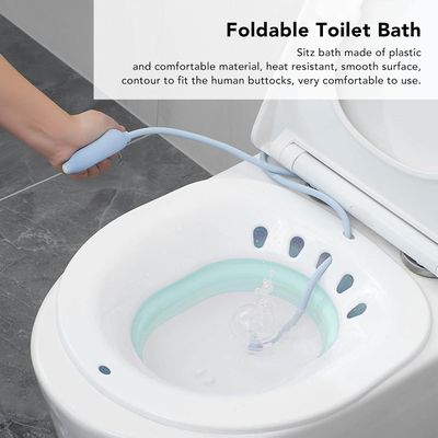 une personne qui utilise une brosse à dents pour nettoyer des toilettes