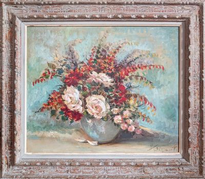 peinture d'un vase de fleurs sur une table à fond bleu