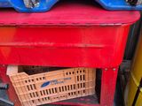 une pile de caisses posée sur une table rouge