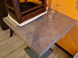 une petite table sur laquelle se trouvent une chaise et un miroir