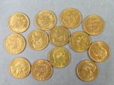 gros plan d'un paquet de pièces d'or sur une table