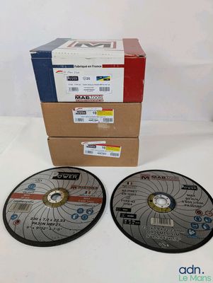 deux disques posés sur une table, à côté d'une boîte