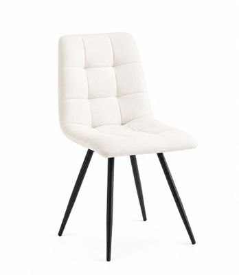 La chaise blanche a des pieds noirs et un piètement en bois.