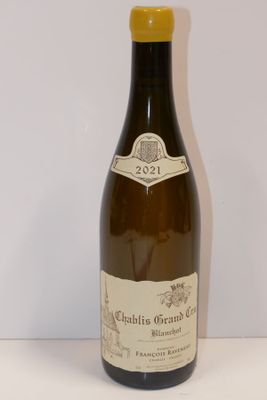 une bouteille de vin posée sur une table