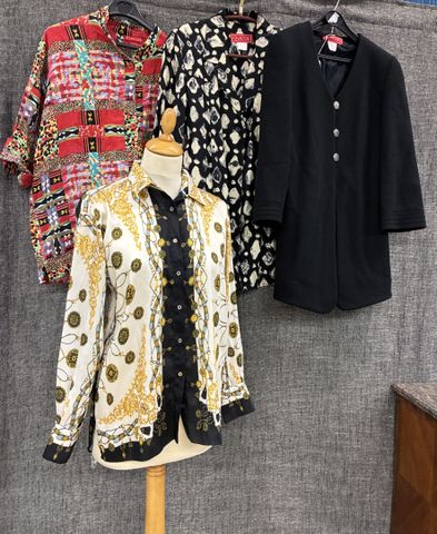 Lot comprenant 2 chemises à motif imprimée et 1 veste en lainage ...