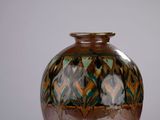 un vase posé sur une surface blanche