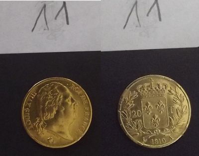 deux pièces d'or posées l'une à côté de l'autre sur une table