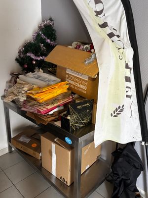 une table sur laquelle sont posés un certain nombre d'objets dans une pièce