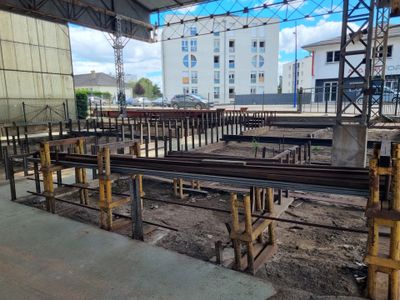 un chantier de construction où l'on trouve beaucoup de barres d'acier