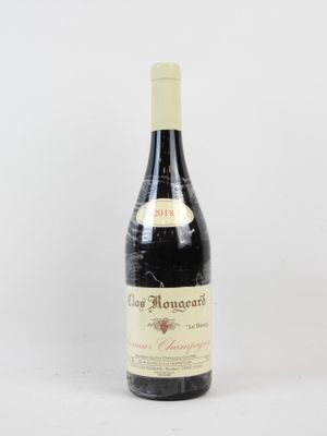 gros plan d'une bouteille de vin sur fond blanc