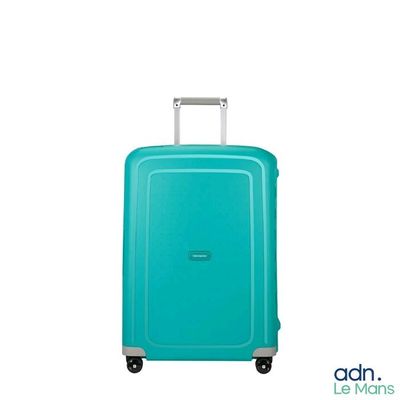 une valise bleue à roulettes sur fond blanc