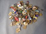 un tas d'objets métalliques divers posés sur une table