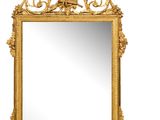 une image d'un miroir avec un cadre doré sur un fond blanc