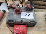 certains outils sont posés sur une table sur laquelle figure un numéro