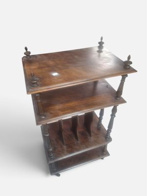 une étagère en bois surmontée de trois tablettes