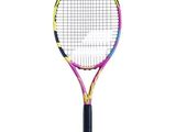 une raquette de tennis ornée d'un motif coloré