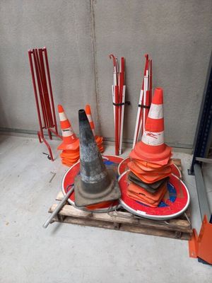 une pile de cônes de signalisation posée sur une palette