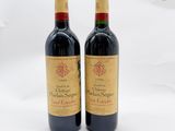 deux bouteilles de vin posées l'une à côté de l'autre sur une table