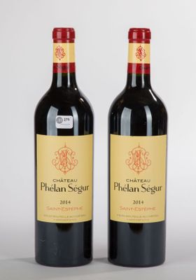 deux bouteilles de vin rouge posées l'une à côté de l'autre sur une table