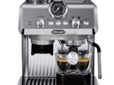 gros plan d'une machine à café sur fond blanc