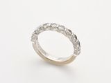 gros plan d'une bague en argent sur une surface blanche