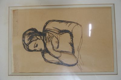 dessin représentant une mère et son enfant, dans un cadre blanc accroché au mur