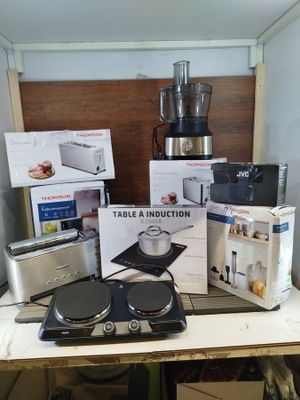 de nombreux appareils électroménagers posés sur une table