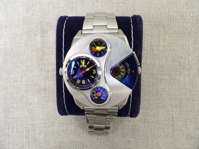 une montre posée sur un étui bleu