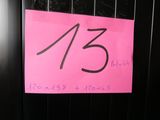 un post-it rose collé sur une porte noire