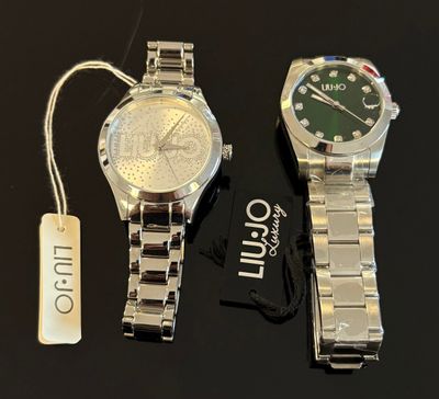 deux montres assises l'une à côté de l'autre sur une table