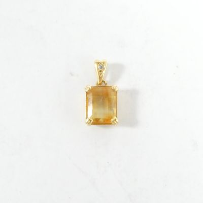 une image représentant un pendentif en pierre jaune sur fond blanc