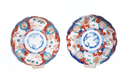 paire d'assiettes chinoises émaillées, ornées de motifs floraux sur les côtés