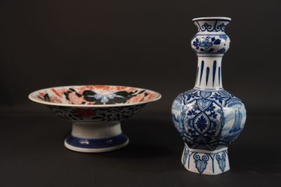deux vases posés l'un à côté de l'autre sur une table